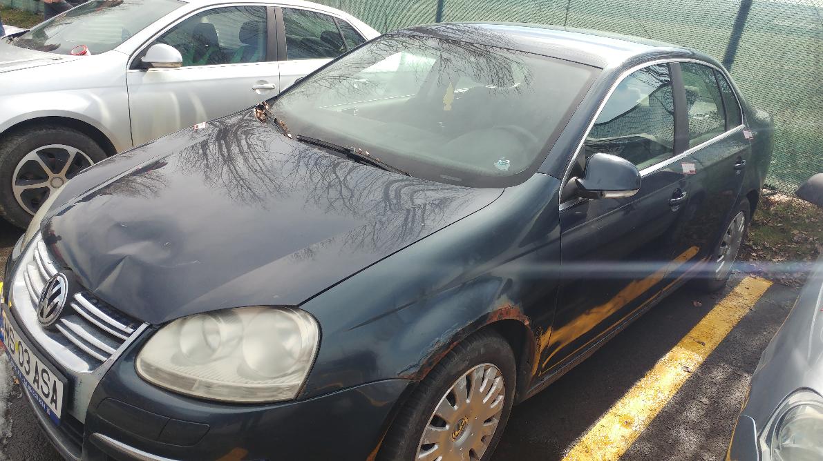 jetta-albastru-2.jpg